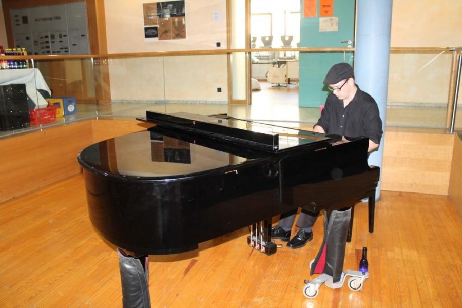 Jazz-Pianist Alexander Nau unterhielt beim Sektempfang
